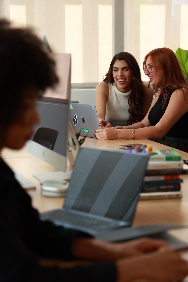 Integrantes de Fáctica trabajando juntas en la oficina