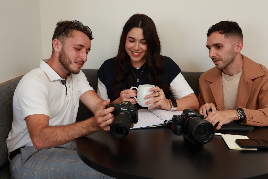 Equipo de Fáctica revisando fotos en cámaras profesionales
