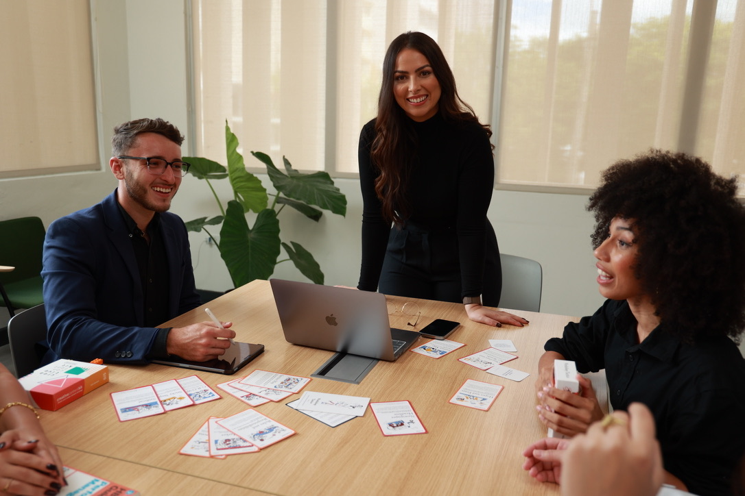 Equipo de Fáctica en una sesión de trabajo alrededor de la mesa