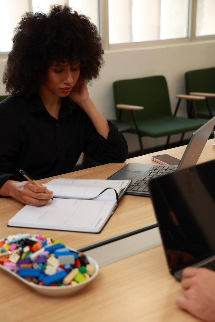 Integrante del equipo de Fáctica tomando notas en la mesa de trabajo