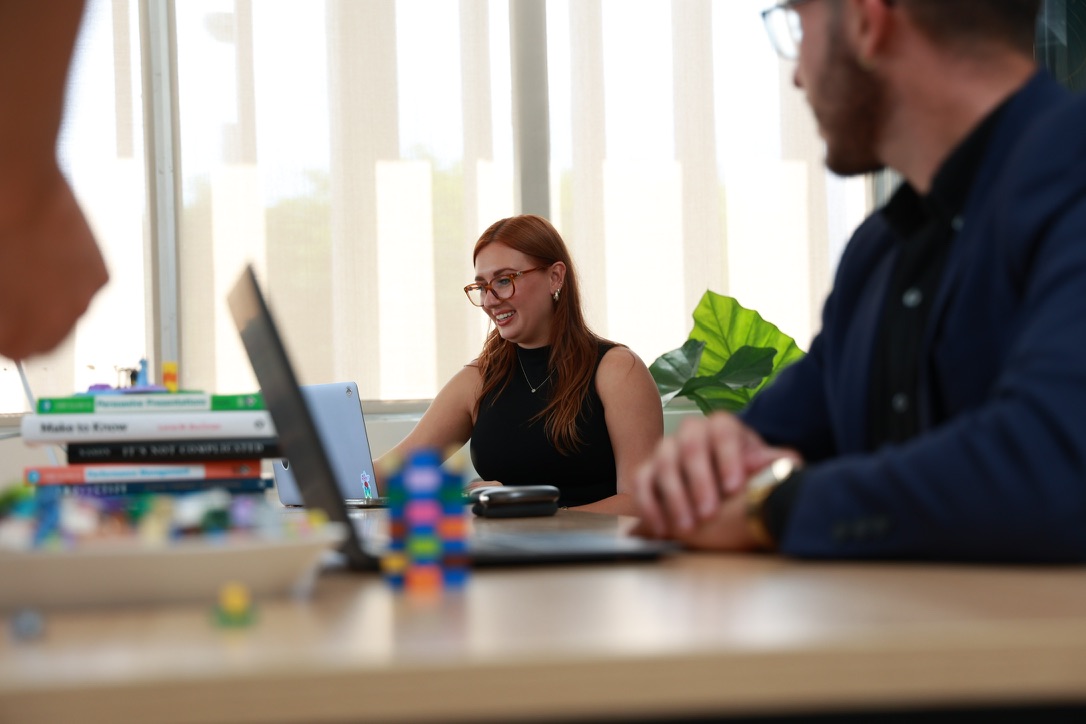 Integrante de Fáctica trabajando con LEGO y libros sobre la mesa
